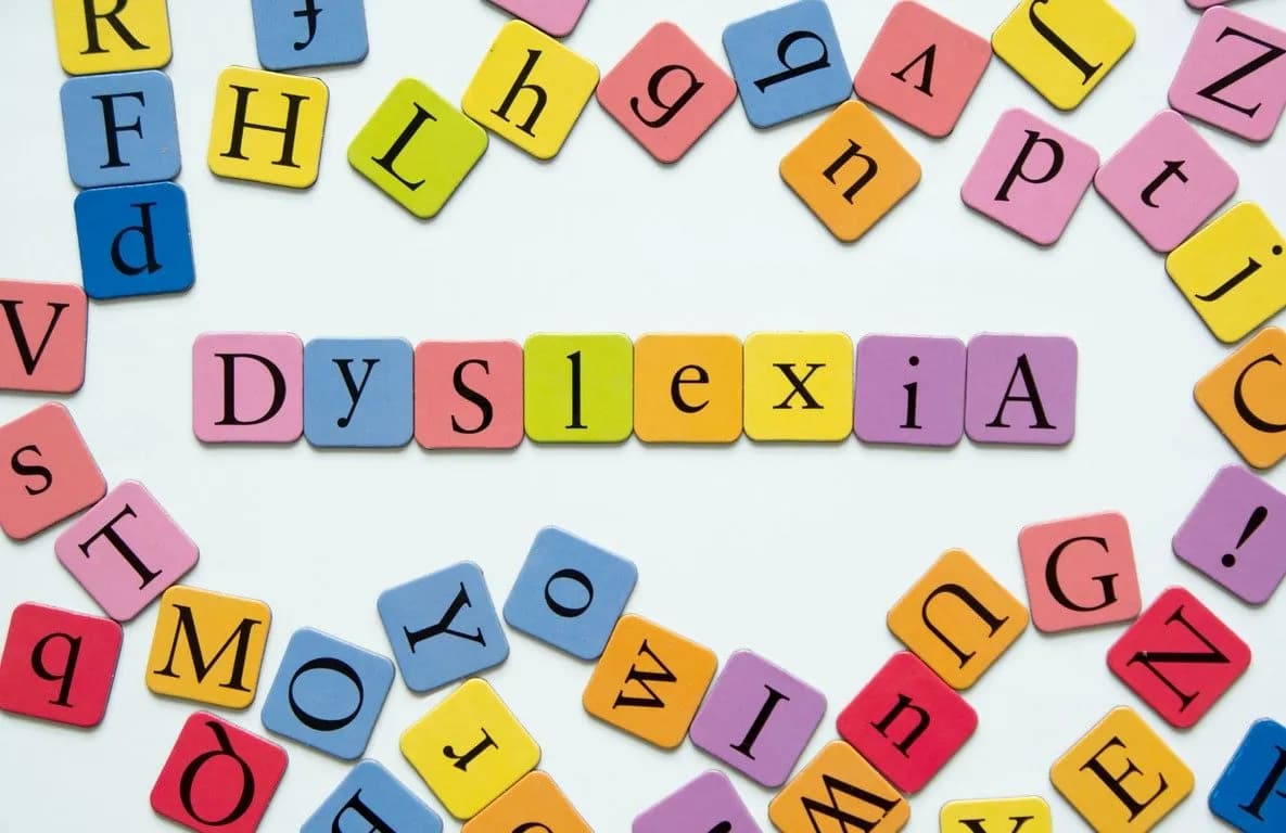Renkli harf kartlarıyla yazılmış “Dyslexia” kelimesi